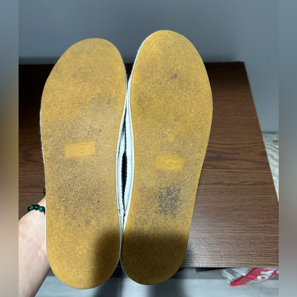 Ugg - Picture 2 of 4